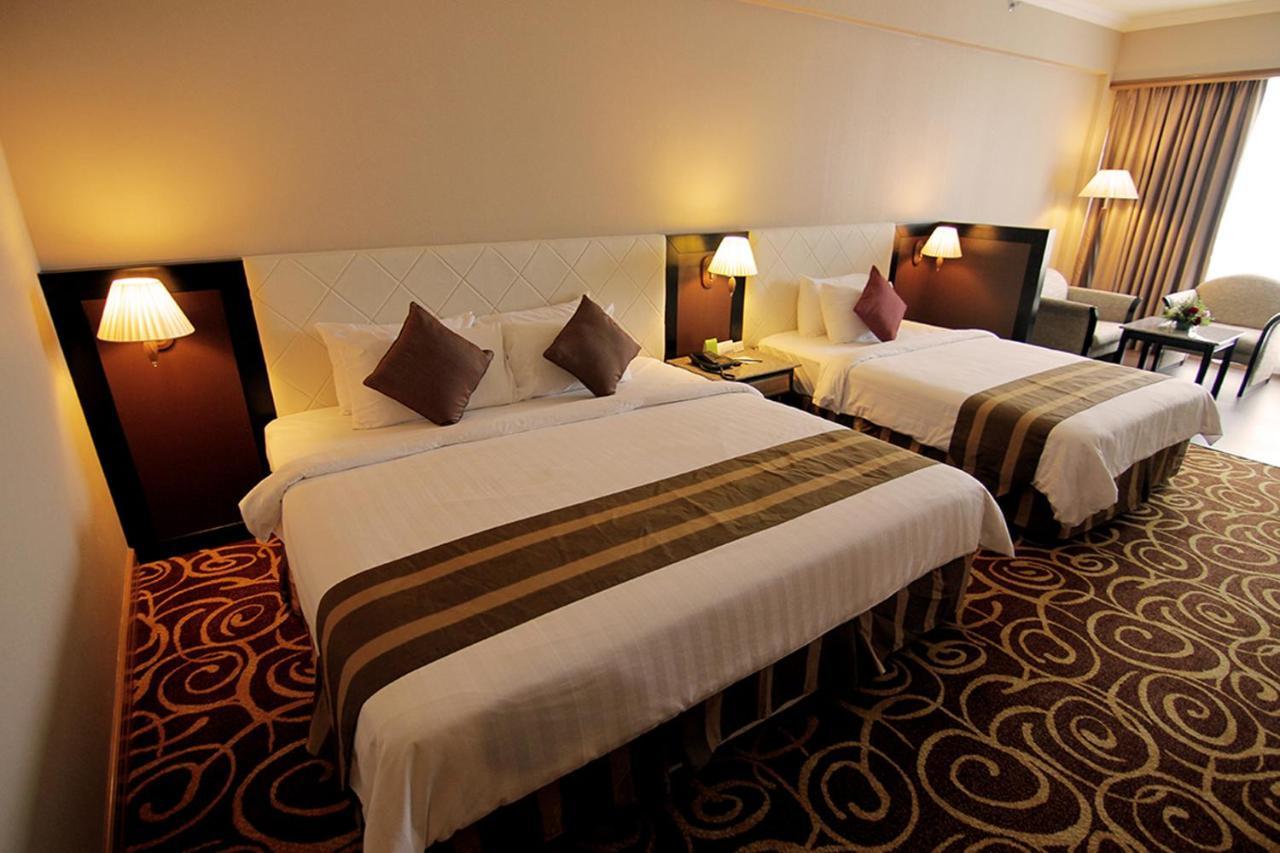 Mega Hotel Sdn Bhd Miri Exteriör bild