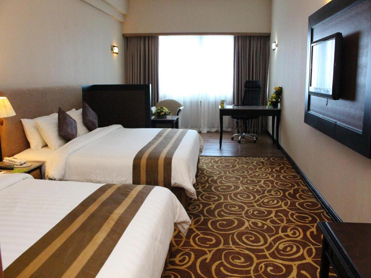 Mega Hotel Sdn Bhd Miri Exteriör bild