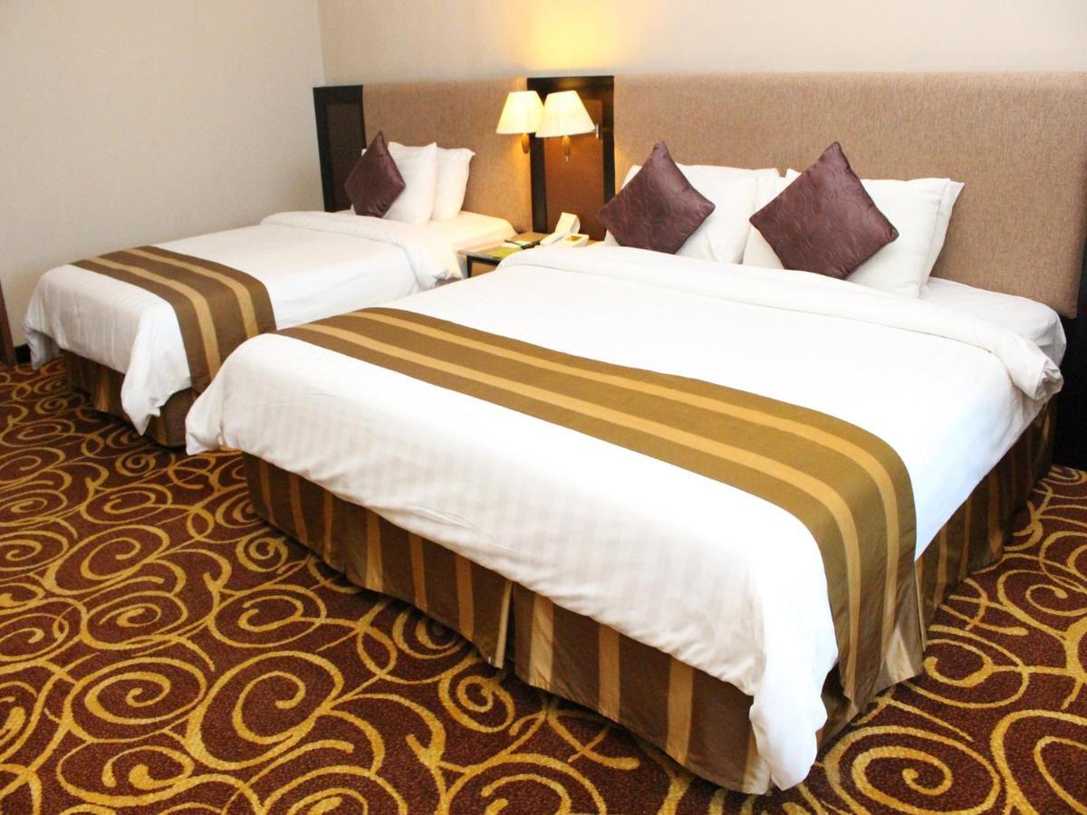 Mega Hotel Sdn Bhd Miri Exteriör bild