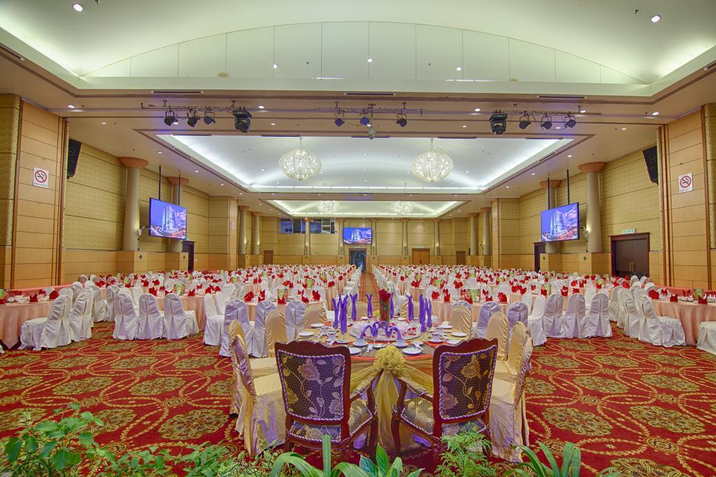 Mega Hotel Sdn Bhd Miri Exteriör bild