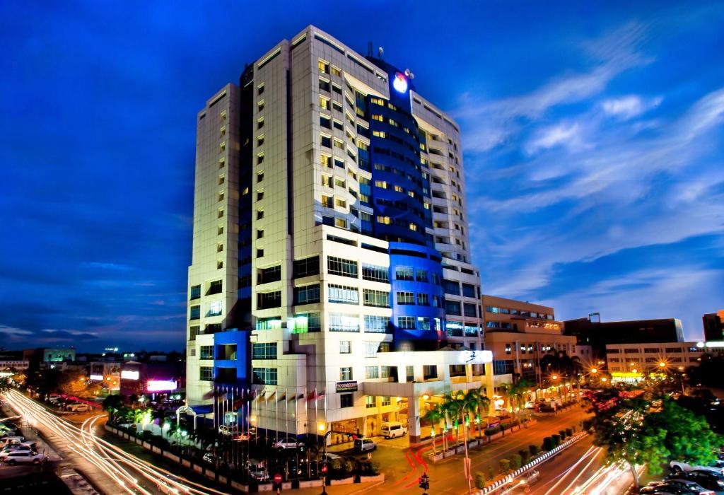 Mega Hotel Sdn Bhd Miri Exteriör bild