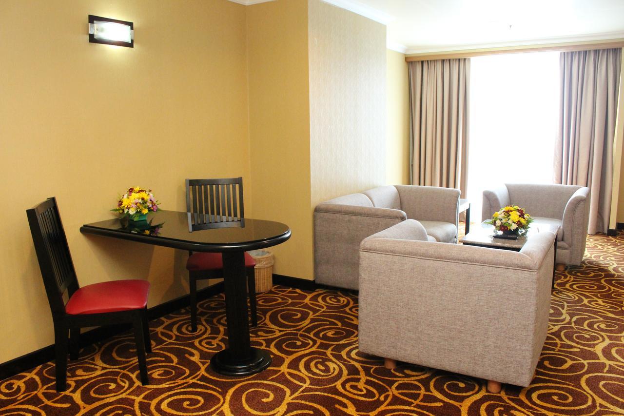 Mega Hotel Sdn Bhd Miri Exteriör bild