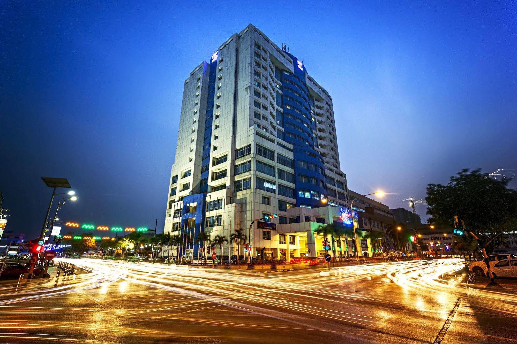 Mega Hotel Sdn Bhd Miri Exteriör bild