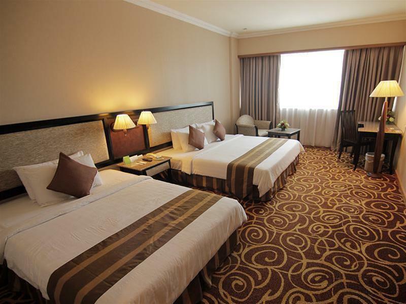 Mega Hotel Sdn Bhd Miri Exteriör bild