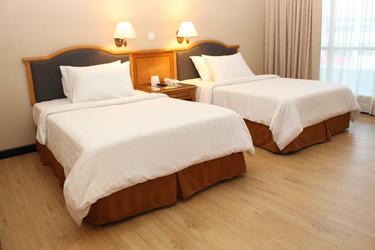 Mega Hotel Sdn Bhd Miri Exteriör bild