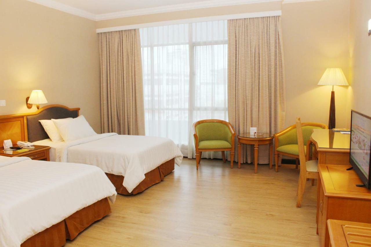 Mega Hotel Sdn Bhd Miri Exteriör bild